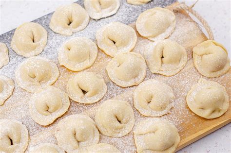  Pelmeni: Een explosie van kruidige smaken en sappige vulling in de keuken van Yekaterinburg!