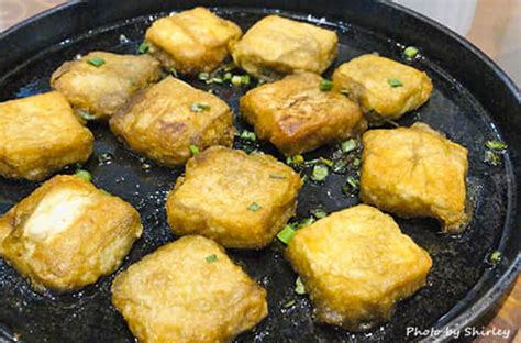  Huangshan Maofeng Tofu: Een romige tofu specialiteit met een vleugje zoete en zurige saus!