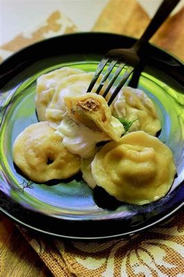  Pelmeni: Een explosie van kruidige smaken en sappige vulling in de keuken van Yekaterinburg!