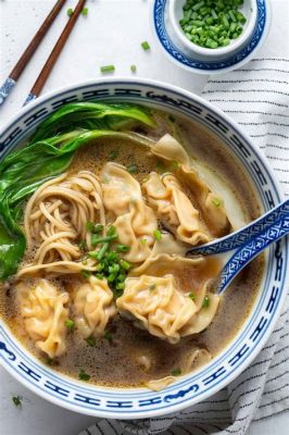  Suqian Wonton Noodles: Hoe Ontdekt U Het Harmonieuze Dansje Tussen Licht Gebakken Deeg En Umami-Rijke Bouillon?