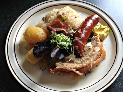  Choucroute garnie: Een zuurkoolfeestje met hartige lekkernijen!