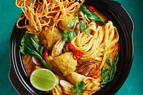   Ga mee op een culinaire reis met Khao Soi! Een heerlijke combinatie van rijke curry en knapperige noedels