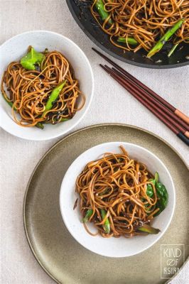  Hand Pulled Noodles Met Geurige Sappen En Pittige Kruiden: Een Ode aan de Traditionele Smaken van Ordos