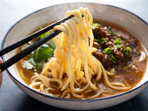  Lamian Noodles; Een Zwoele Dans van Gedraaide Deegstrengen en Umami-Rijke Soepen!