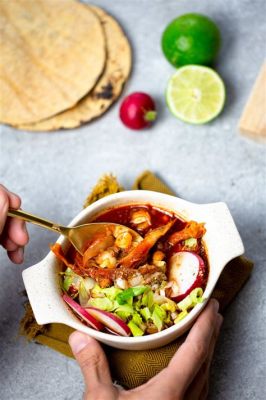  Pozole Rojo: Een hartig en rijkelijk soepje vol met traditionele Mexicaanse smaken!