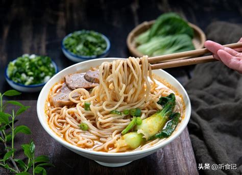  Sansha Beef Noodles: Een hartverwarmende combinatie van sappige rundvlees en slurpende noedels!