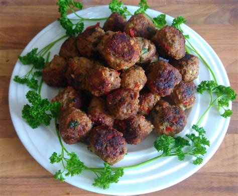  Shangrao Hakka-Gehaktballetjes in Pittige Saus: Een Ontdekkingsreis naar Zacht Gehakt en Brandende Kruiden!